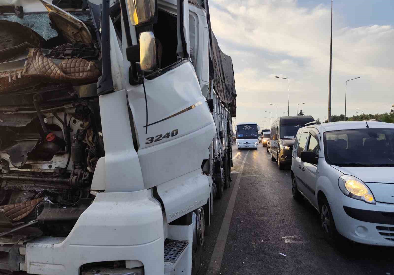 tira arkadan carpan kamyonun surucusunu sikistigi yerden itfaiye kurtardi 1 9ZmVbXid