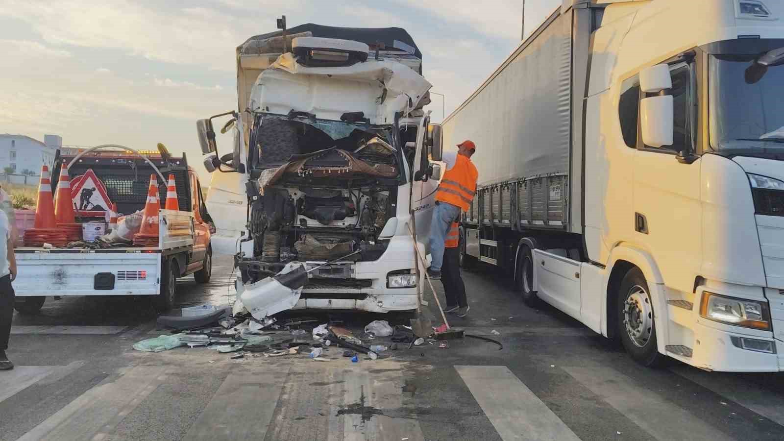 tira arkadan carpan kamyonun surucusunu sikistigi yerden itfaiye kurtardi 2 ePvFIaVr