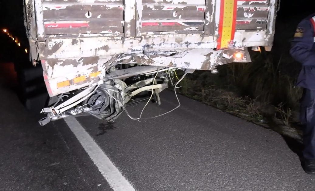 tira arkadan carpan otomobil hurda yiginina dondu 1 olu 2 SKERynks