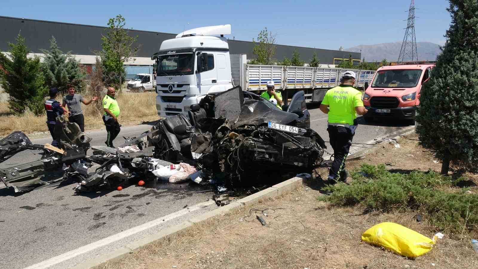 tira arkadan carpan otomobil hurdaya dondu 1 yarali 0 bEKg3vhP