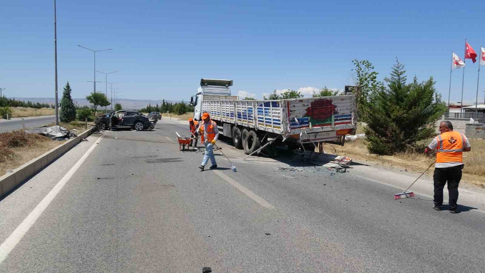 tira arkadan carpan otomobil hurdaya dondu 1 yarali 2