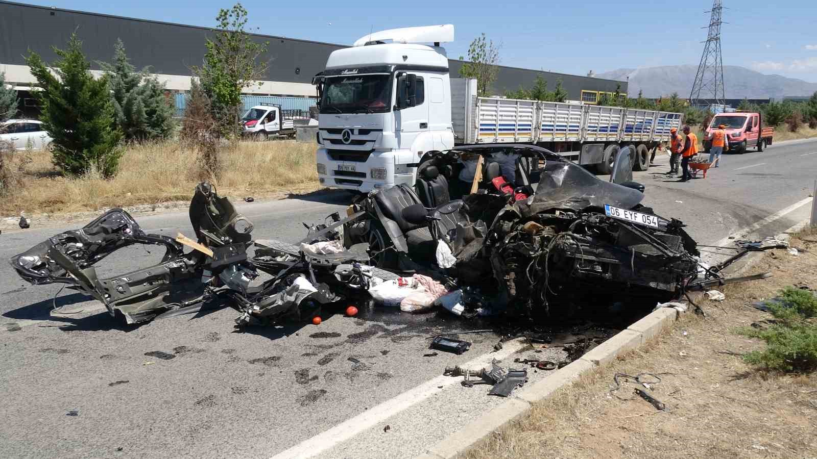 tira arkadan carpan otomobil hurdaya dondu 1 yarali 3 RS39SjLc