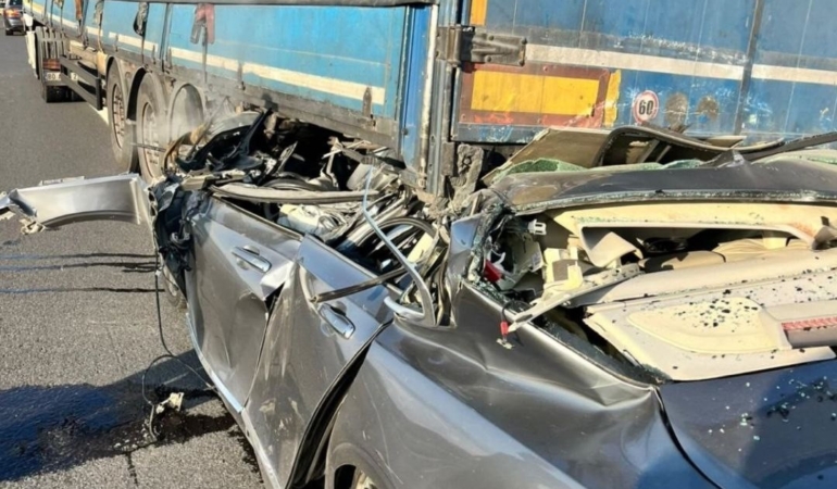 tira-arkadan-carpan-volvo-hurdaya-dondu-1-olu-Hb44K5cU.jpg