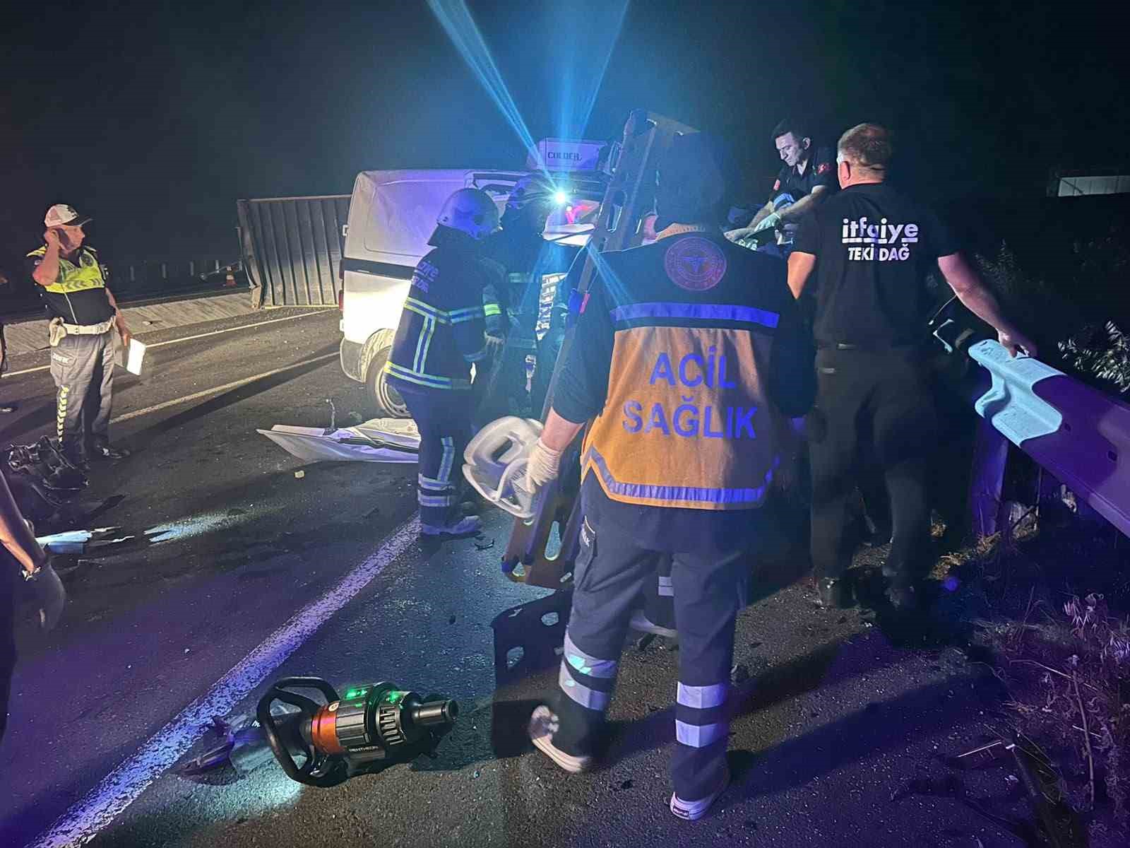 tirdan ayrilan dorse zincirleme kazaya sebep oldu 3 olu 1 UN8EUl6D