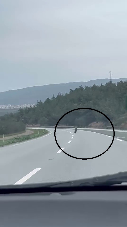 tirdan firlayan lastik otobanda yuzlerce metre ilerledi 2 fCaJl1d4