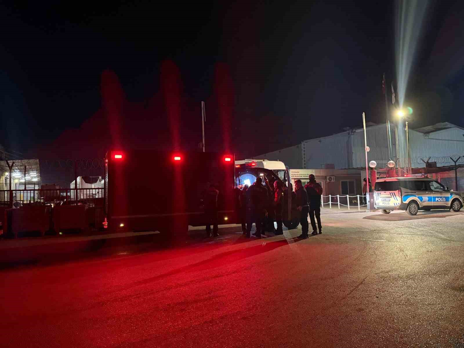Tırdan sızan kimyasal maddeden etkilenen 5 kişi hastanelik oldu 4 tirdan sizan kimyasal maddeden etkilenen 5 kisi hastanelik oldu 0 8K3RuDPG