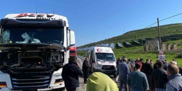 tirede-hatali-sollama-yapan-otomobil-kamyona-carpti-ks9efu24.jpg