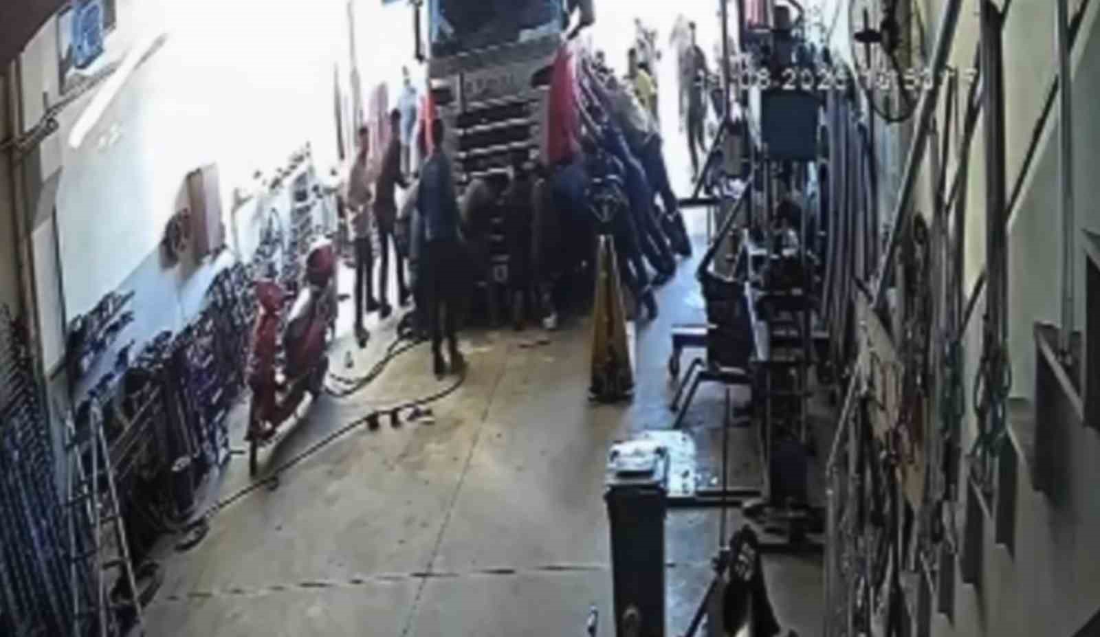 tirin altinda kalan baba ve oglu onlarca esnafin mudahalesiyle kurtarildi 0 vFp3yYdA