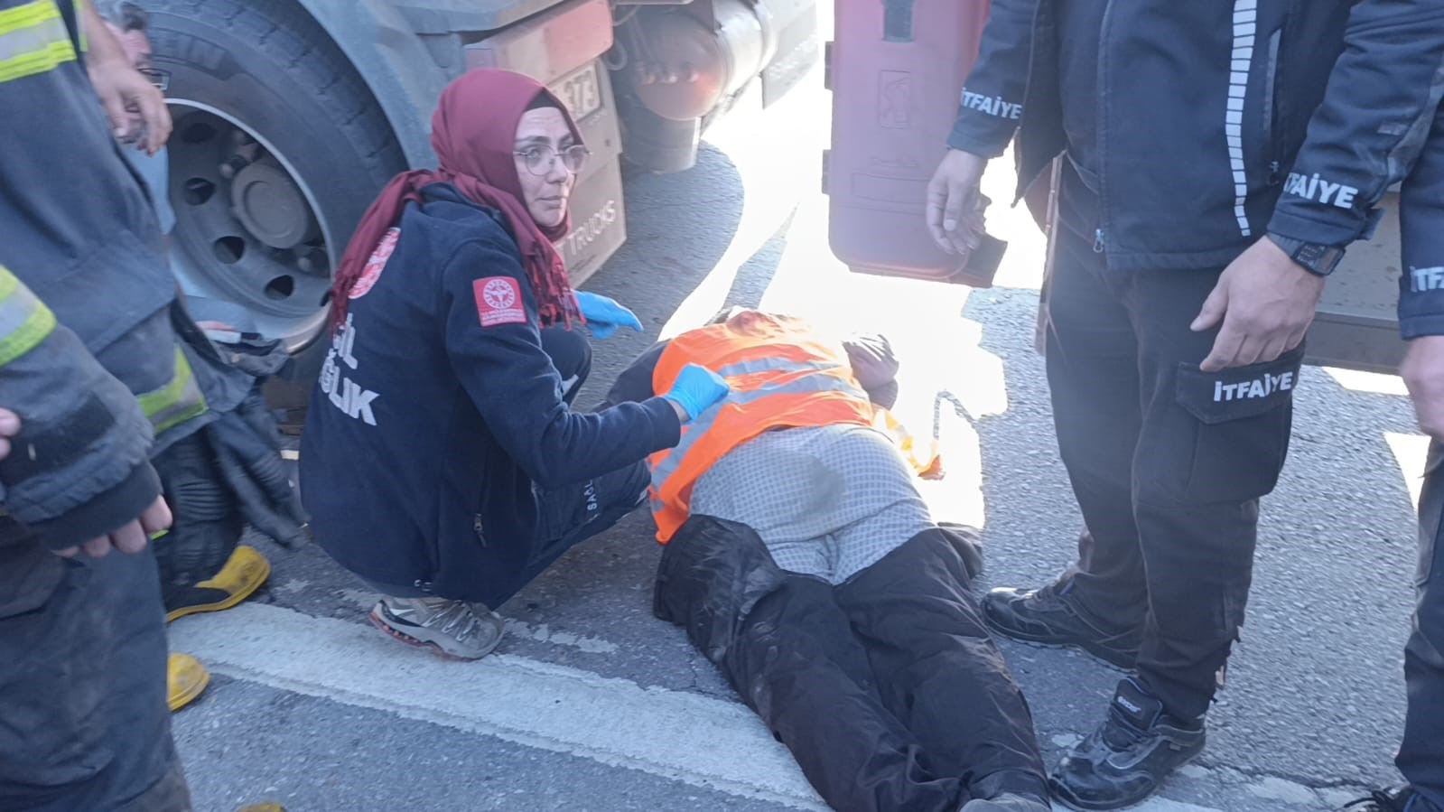 tirin altinda kalan karayollari iscisi hayatini kaybetti 0 kDktcKk2