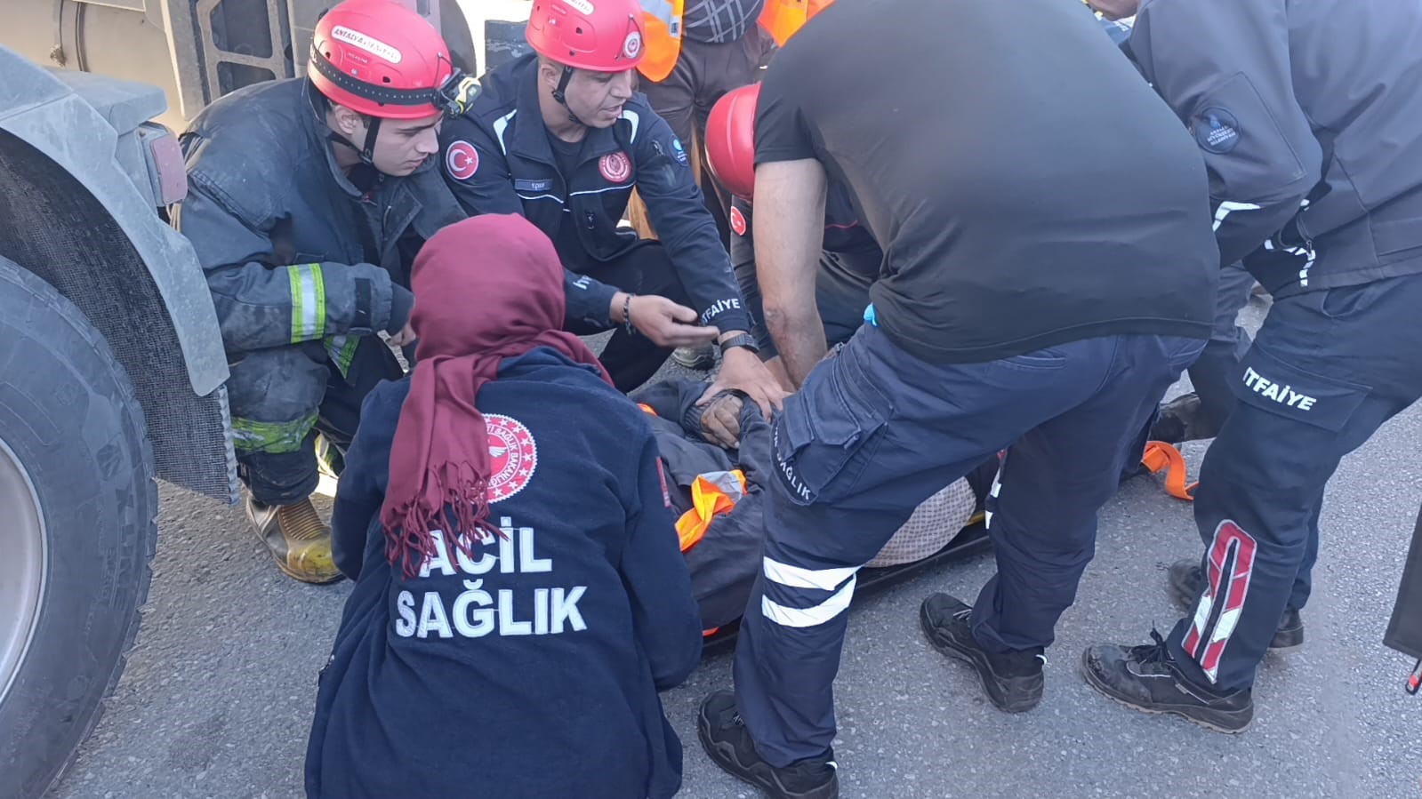 tirin altinda kalan karayollari iscisi hayatini kaybetti 1