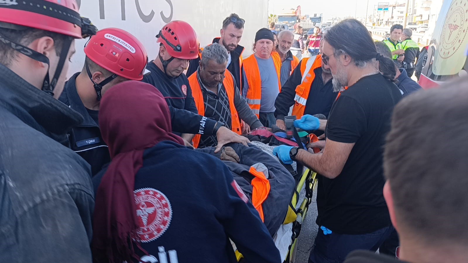 tirin altinda kalan karayollari iscisi hayatini kaybetti 10 ZtPlcMva