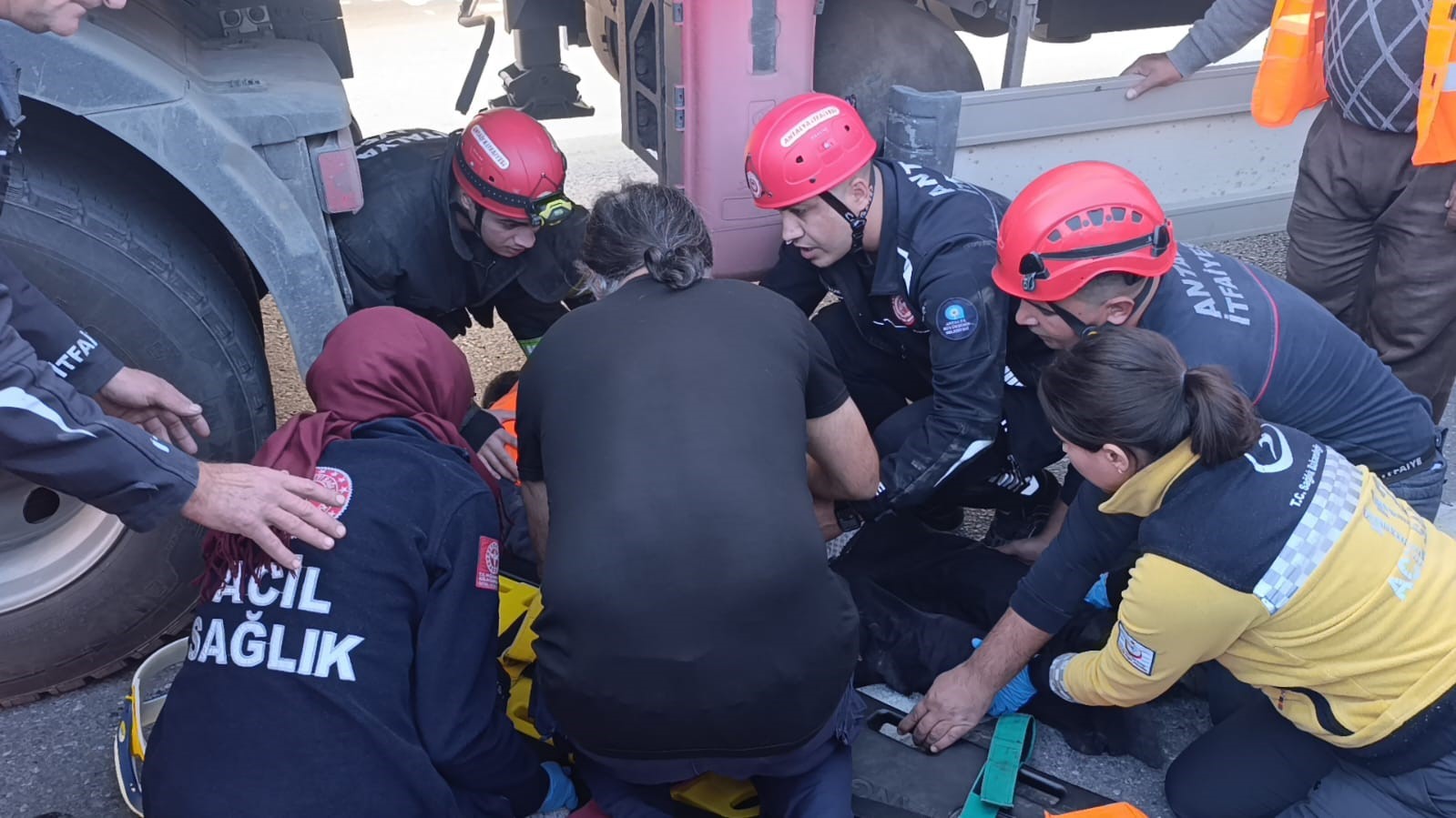 tirin altinda kalan karayollari iscisi hayatini kaybetti 2 tky7vwMI