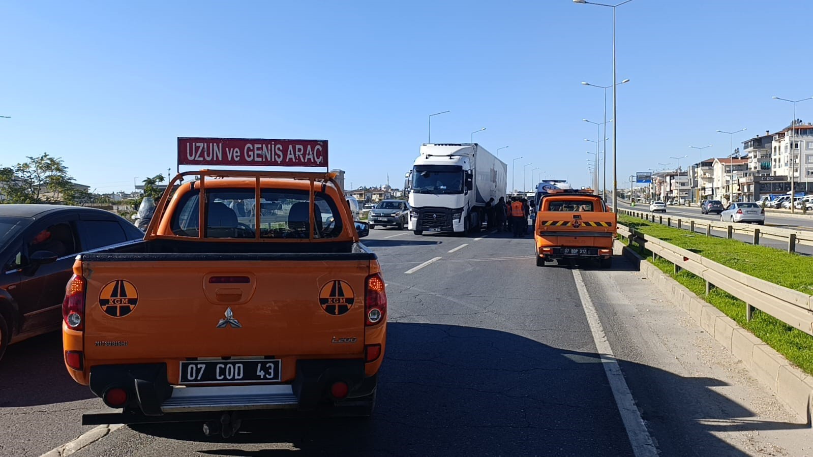 tirin altinda kalan karayollari iscisi hayatini kaybetti 7 E3dfMzLA