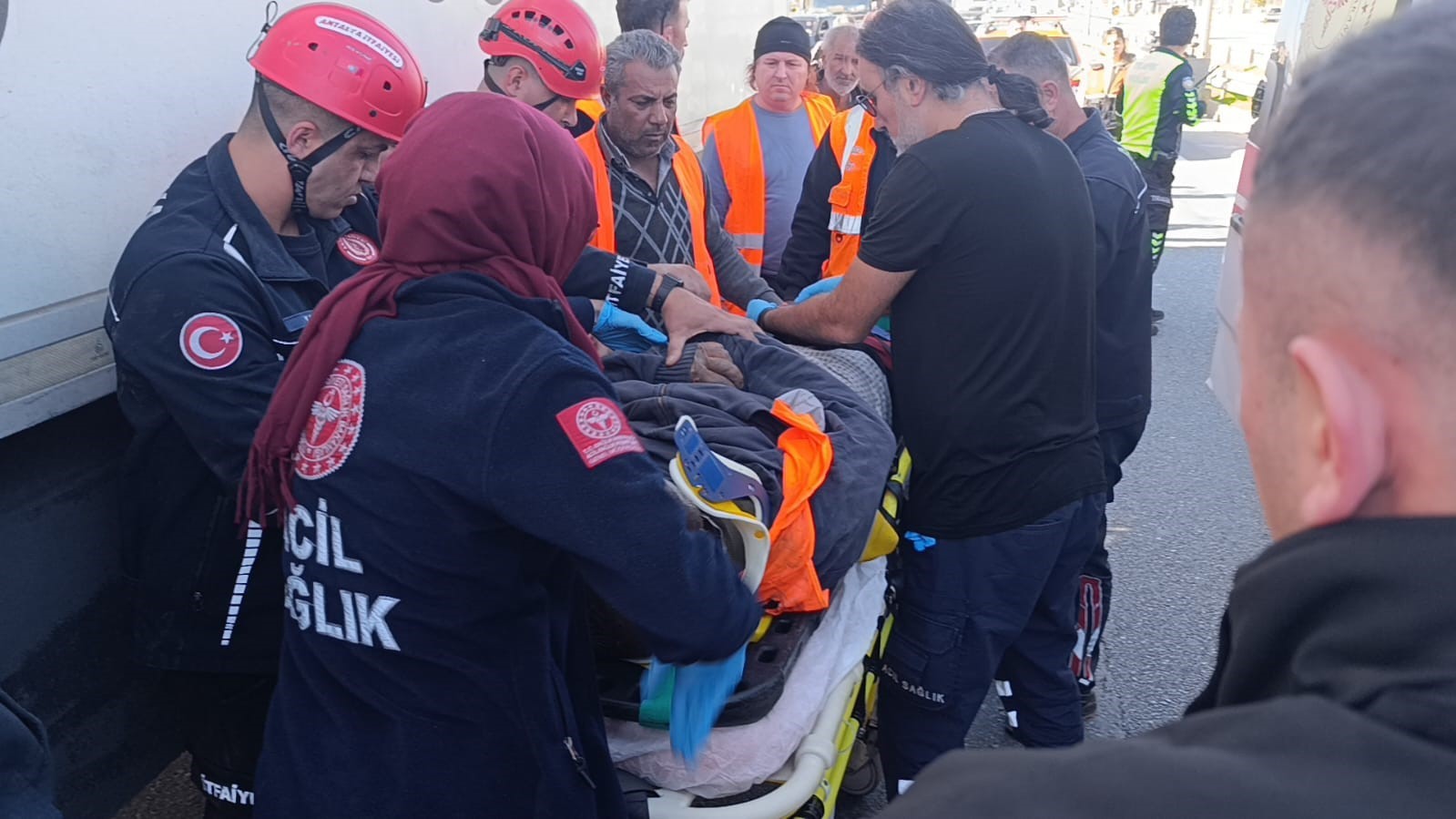 tirin altinda kalan karayollari iscisi hayatini kaybetti 9
