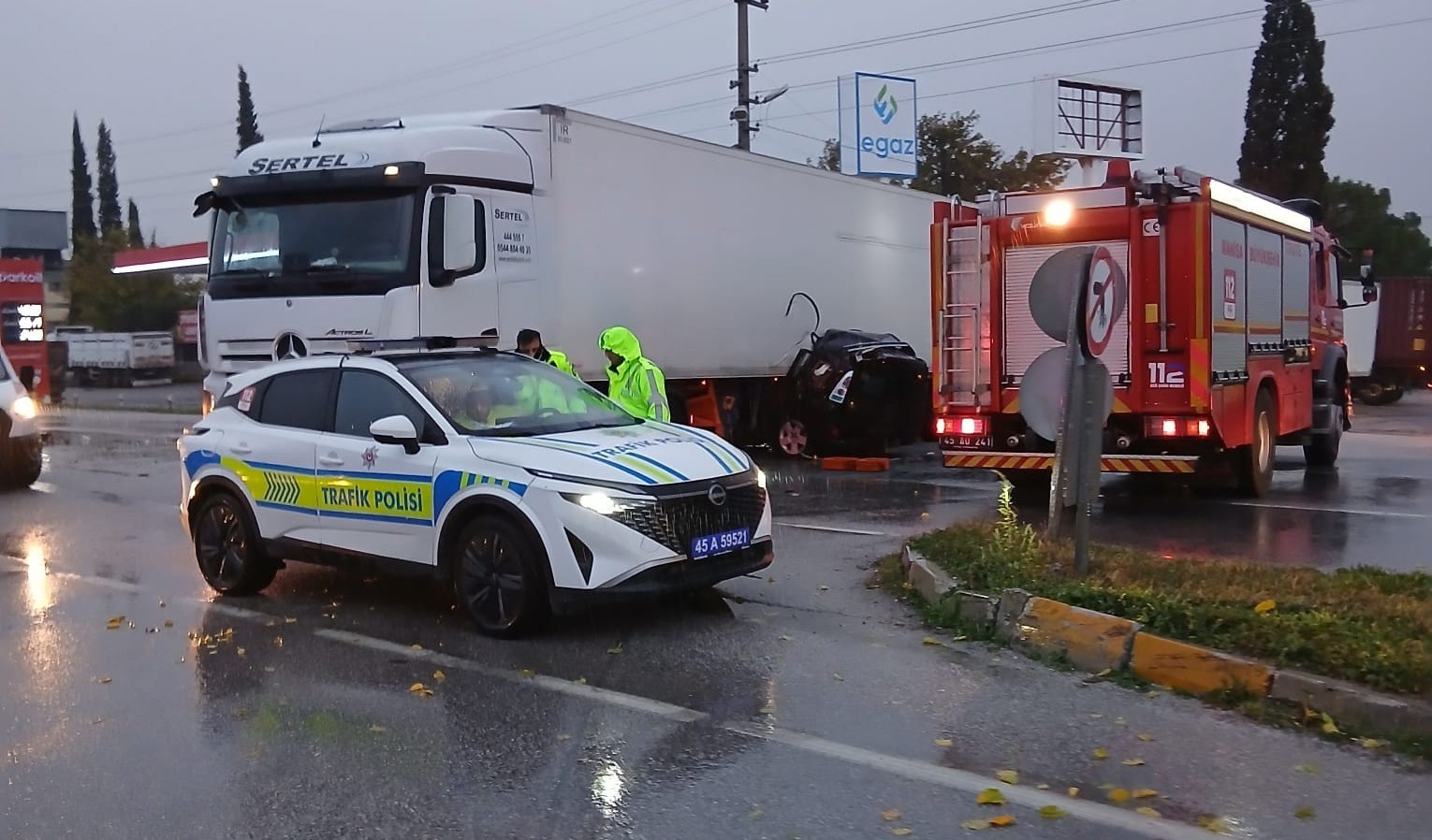 tirin altinda kalan otomobildeki kari koca hayatini kaybetti 0 E7JmJvUt