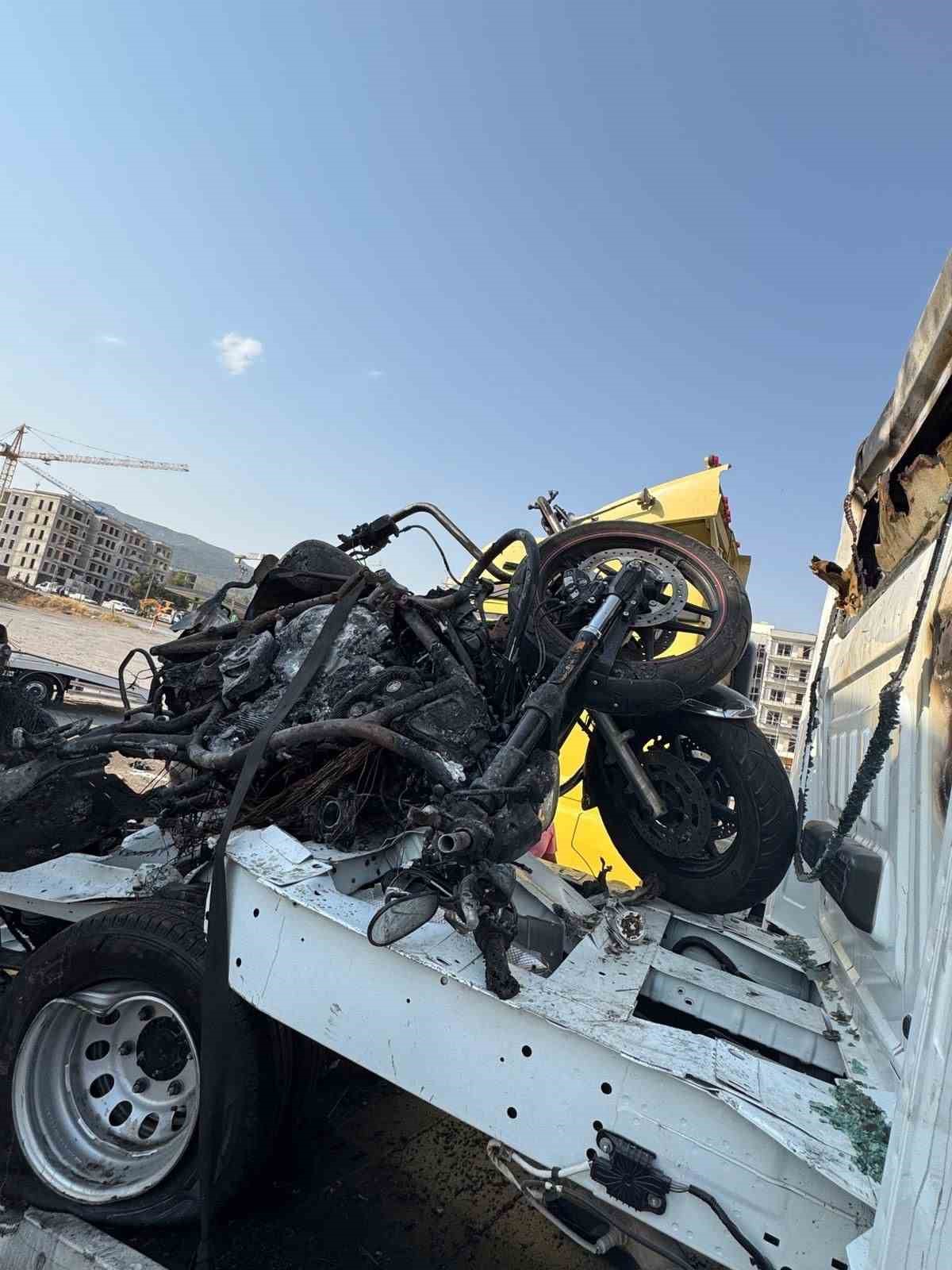 tirin altinda kalip 2 bacagini kaybetmisti surucu tahliye edildi 4 OAg3B8BC