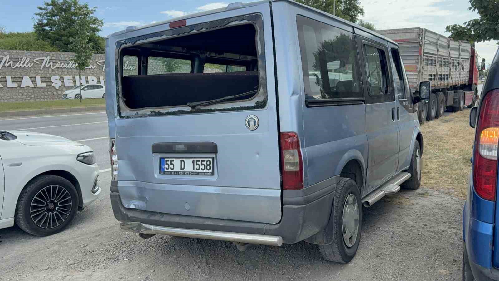 tirin carptigi dolmusun surucusu yaralandi 1 iFrlhQ7Q