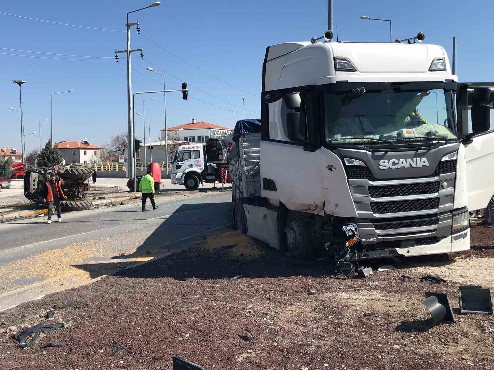 tirin carptigi traktor ikiye bolundu surucusu yarali kurtuldu 0