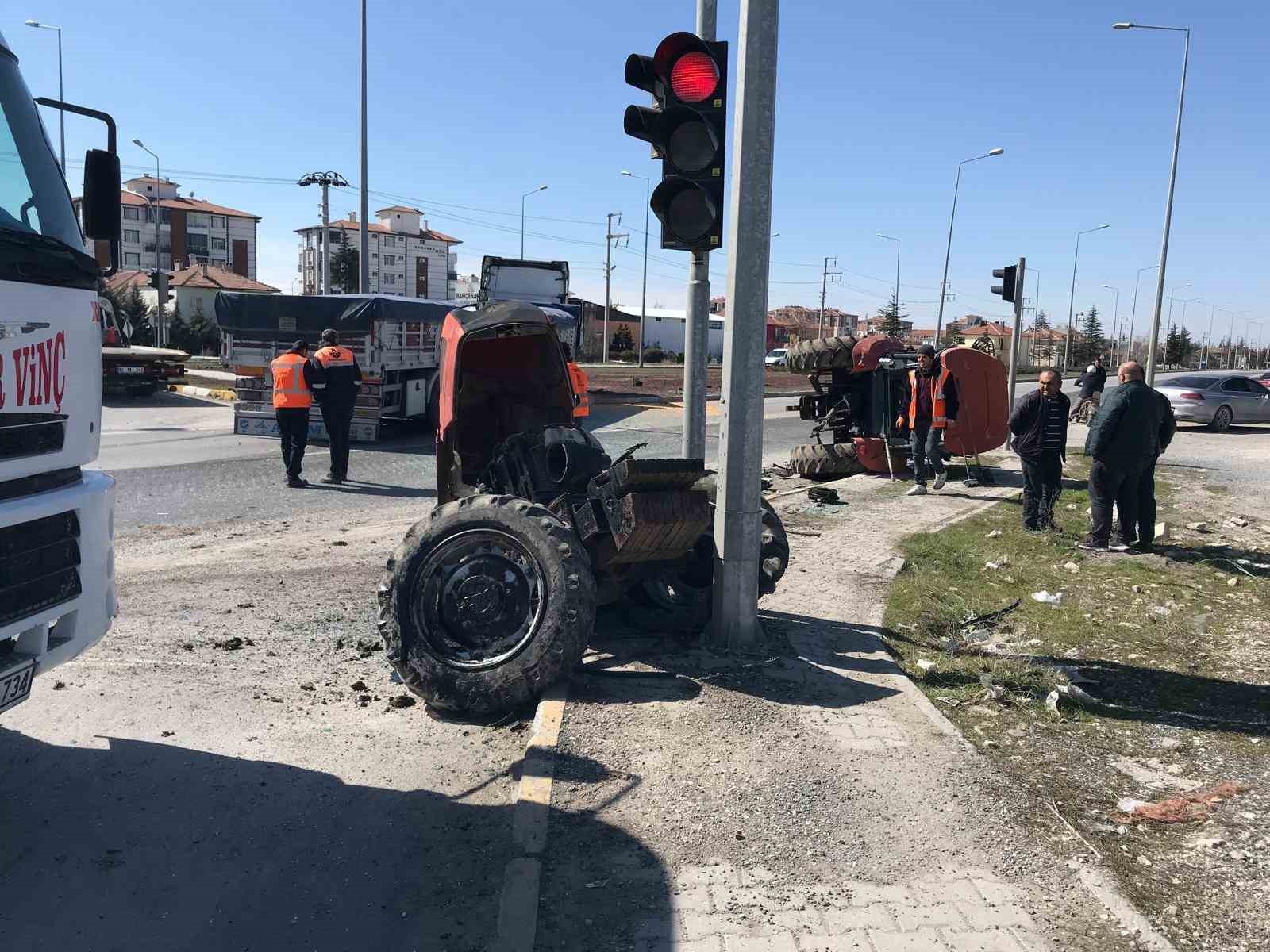 tirin carptigi traktor ikiye bolundu surucusu yarali kurtuldu 1 9y5TuDfF