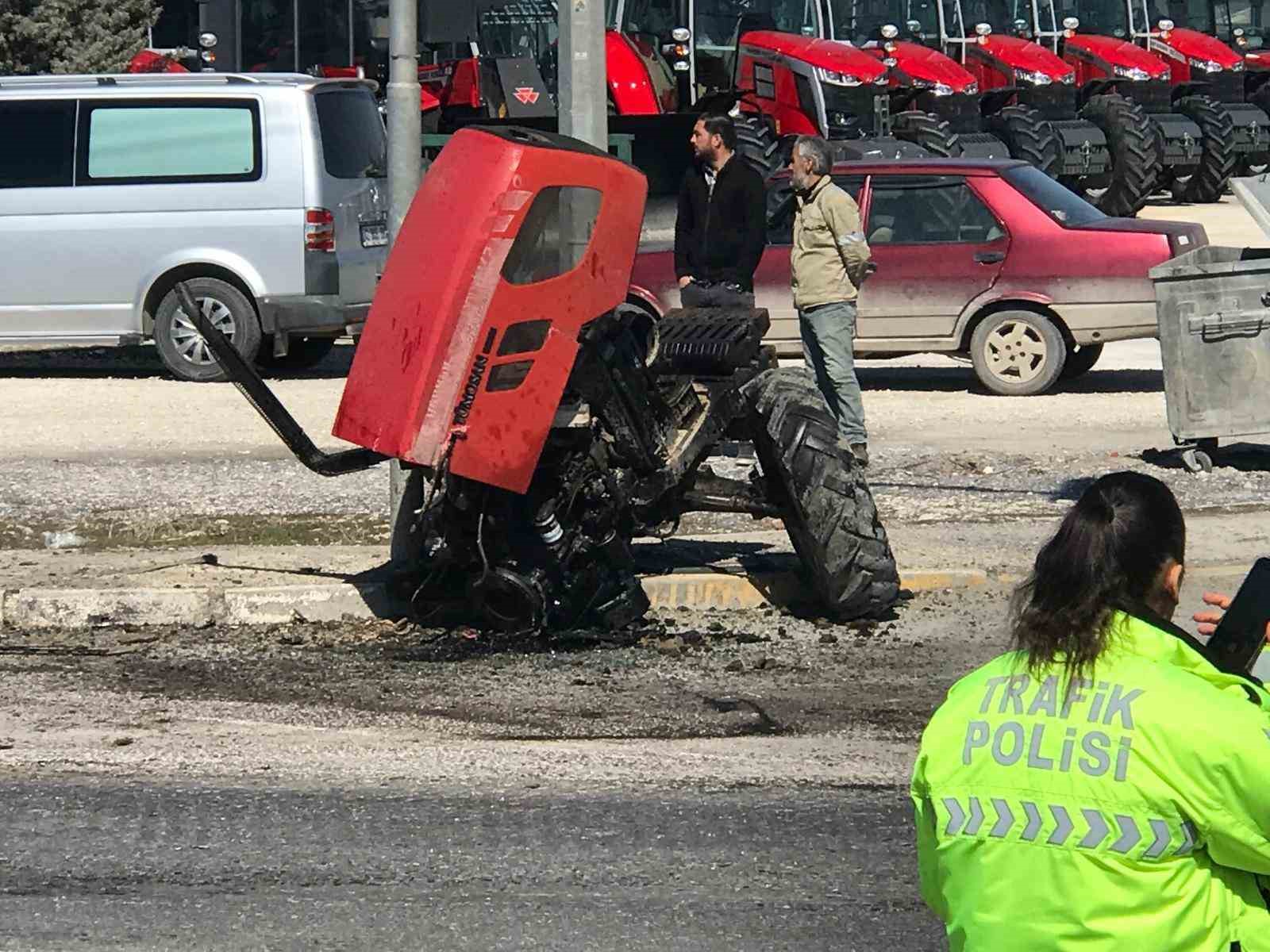 tirin carptigi traktor ikiye bolundu surucusu yarali kurtuldu 2 lOC1MZUJ