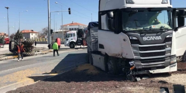 tirin-carptigi-traktor-ikiye-bolundu-surucusu-yarali-kurtuldu-lRWM44nD.jpg