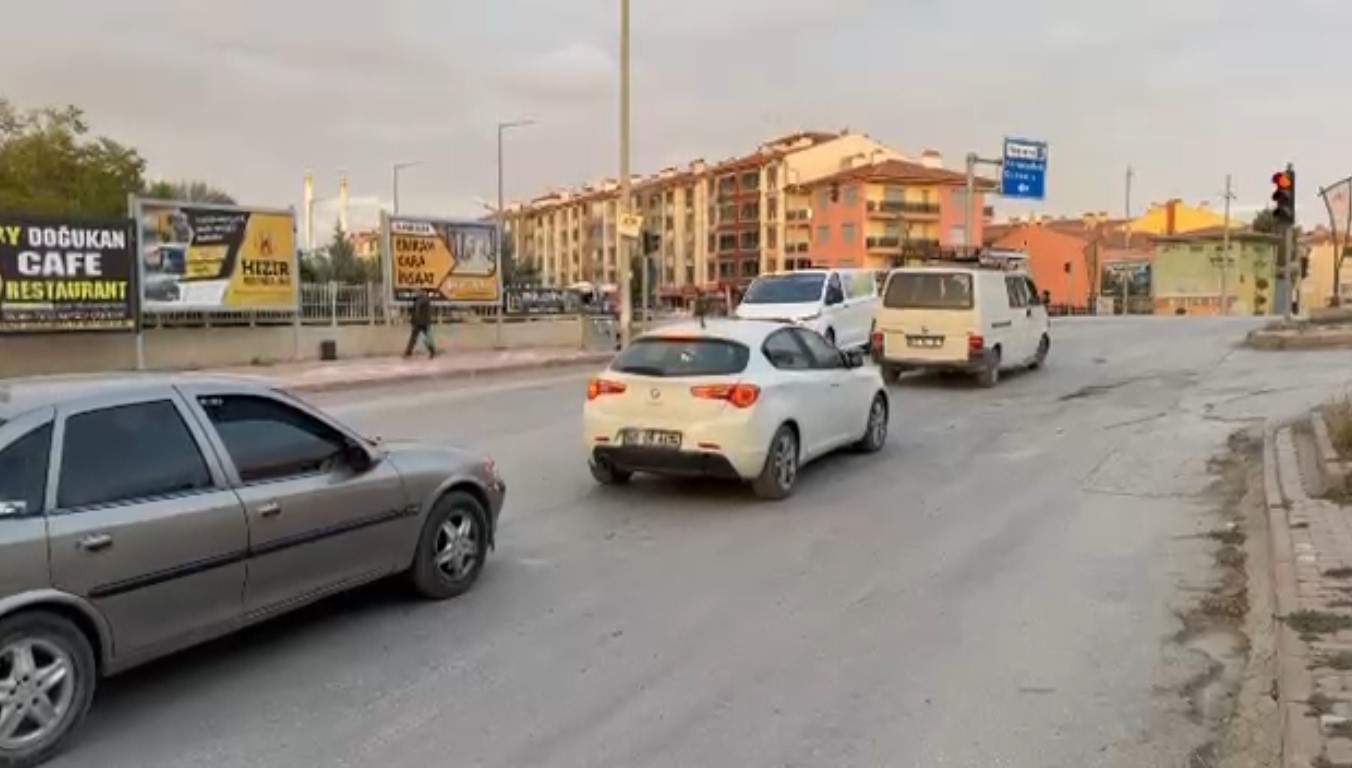 tirin dorse kapagi acildi kirmizi isikta bekleyen otomobil kil payi kurtuldu 1 OlrDLkYI