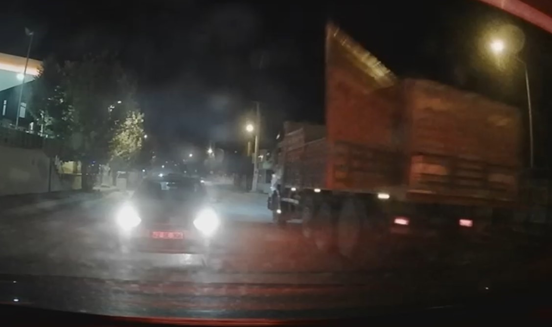 tirin dorse kapagi acildi kirmizi isikta bekleyen otomobil kil payi kurtuldu 2 2RvmIXgh