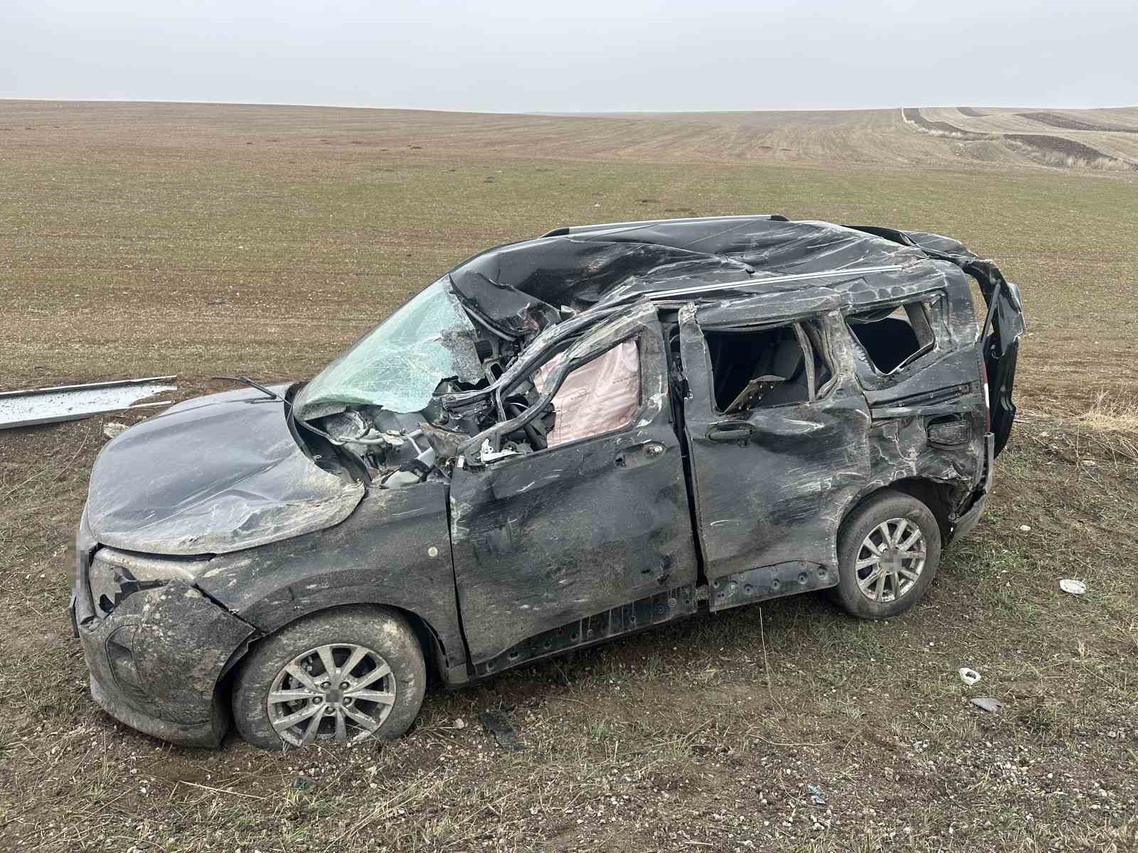 tirin dorsesi hafif ticari aracin uzerine devrildi 2 yarali 1 4A7m9Q1Q
