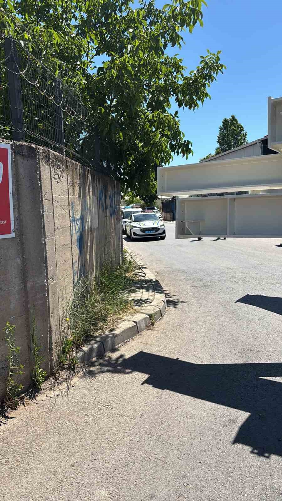 Tırın dorsesi ile bahçe duvarı arasında kalan 16 yaşındaki yaya hayatını kaybetti 5 tirin dorsesi ile bahce duvari arasinda kalan 16 yasindaki yaya hayatini kaybetti 1