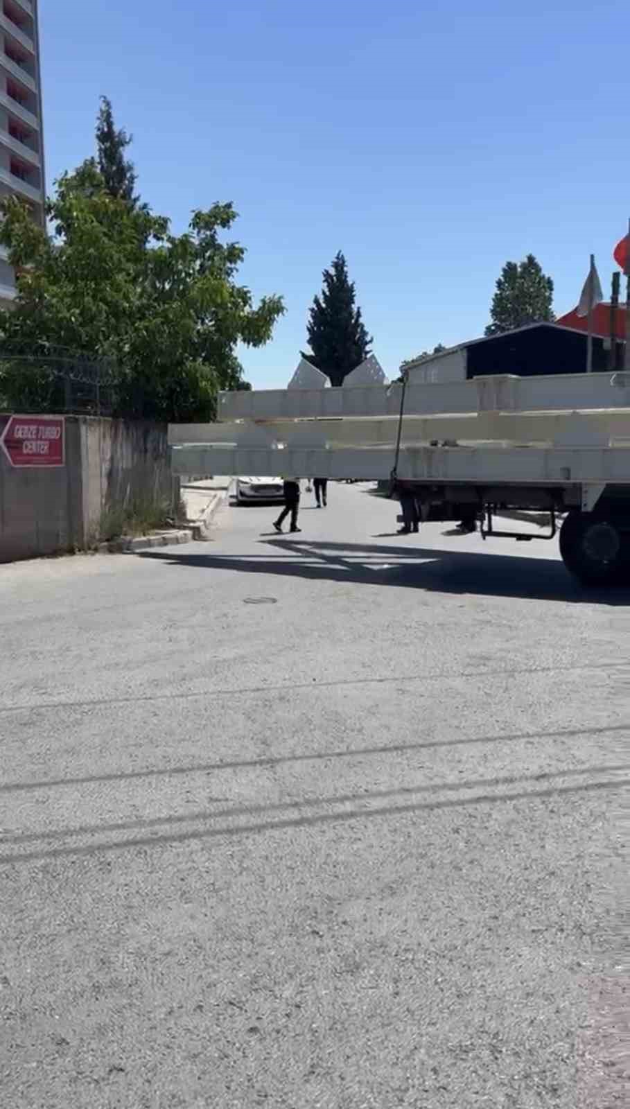 Tırın dorsesi ile bahçe duvarı arasında kalan 16 yaşındaki yaya hayatını kaybetti 6 tirin dorsesi ile bahce duvari arasinda kalan 16 yasindaki yaya hayatini kaybetti 2