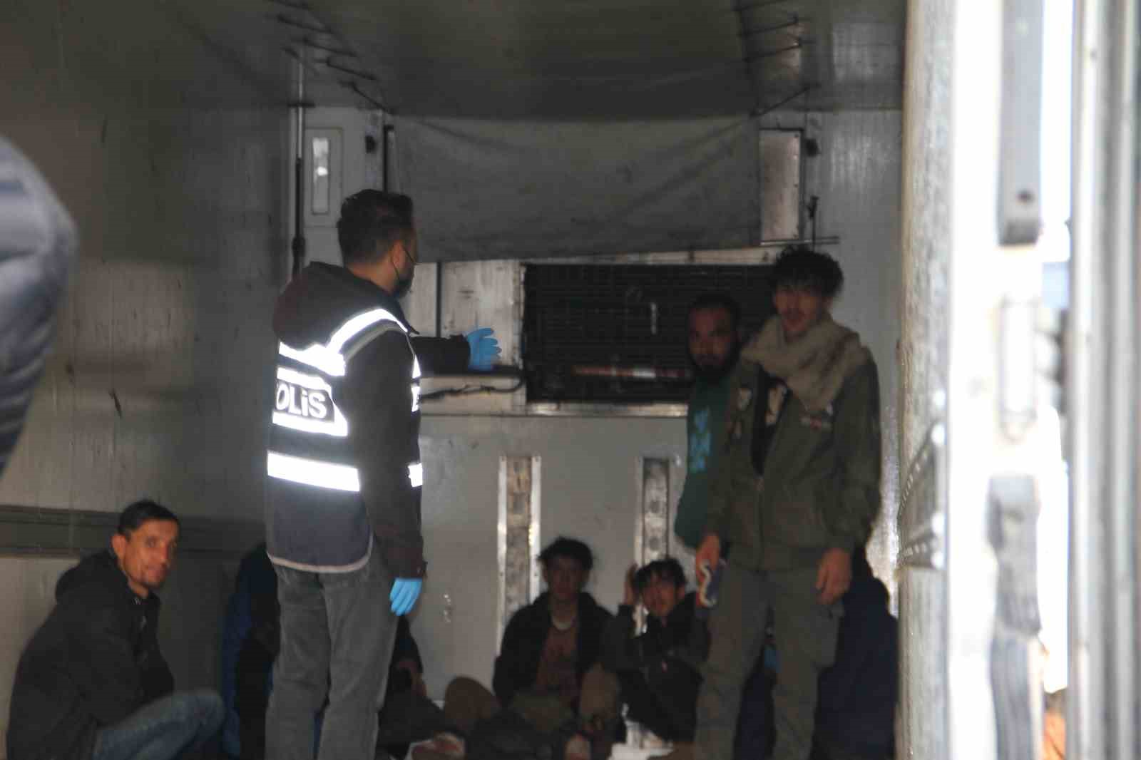 tirin dorsesinde 28 kacak gocmen bulundu 2 ZM7sjEt5