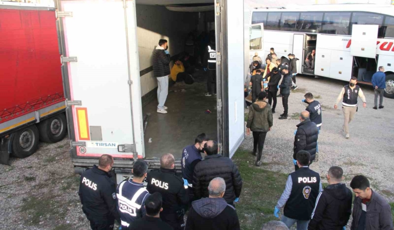 tirin-dorsesinde-28-kacak-gocmen-bulundu-xNrN38Tf.jpg