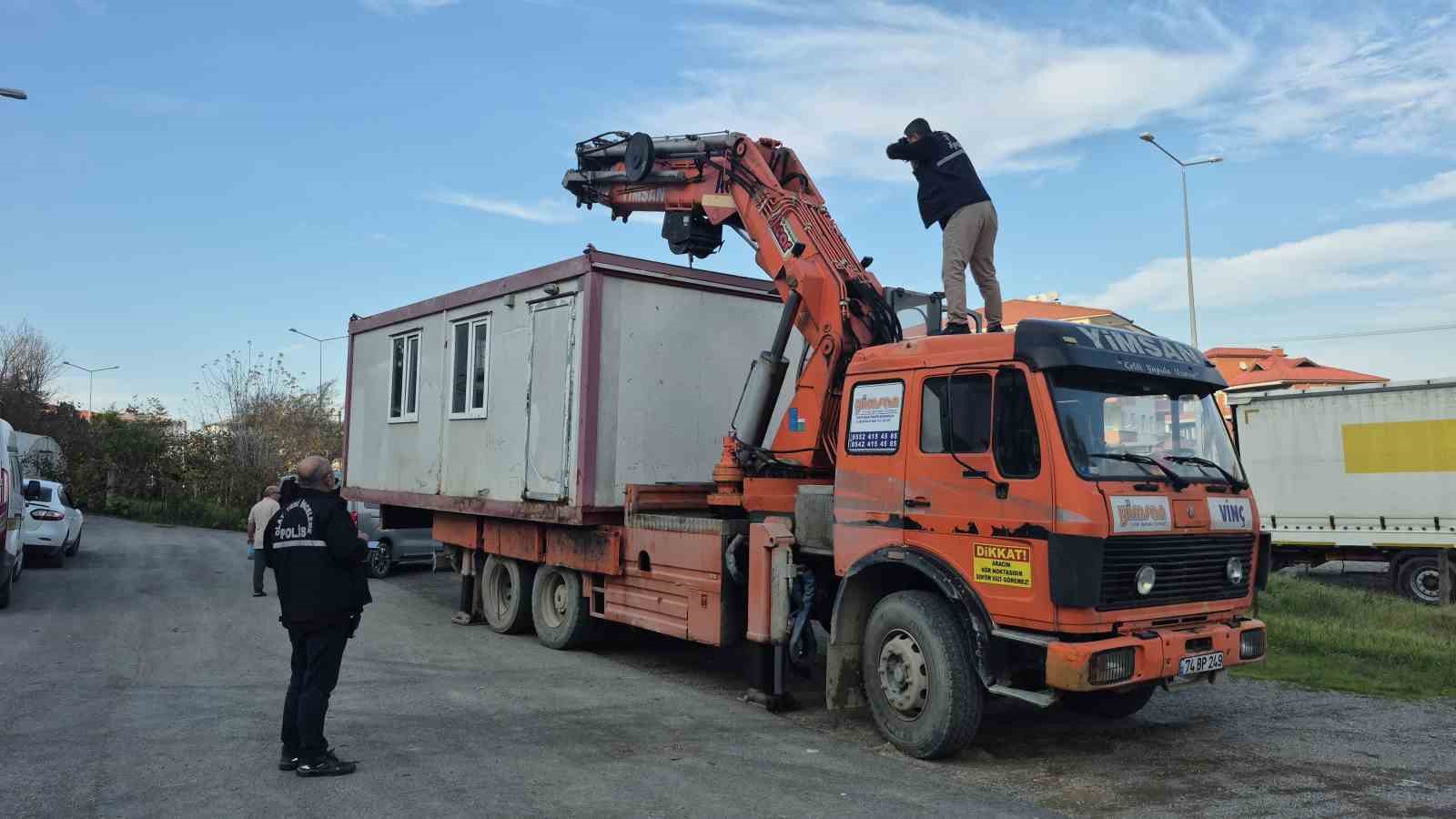tirin dorsesindeki konteynerden dusen isci agir yaralandi 1 YzICq4a7