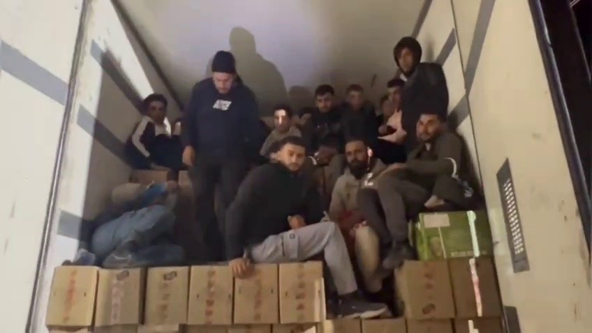 Tırın dorsesinden 16 göçmen çıktı, 2 organizatör tutuklandı 4 tirin dorsesinden 16 gocmen cikti 2 organizator tutuklandi 0 v2Wg8W6z