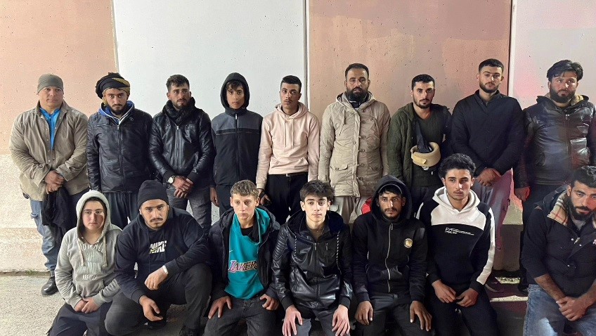 Tırın dorsesinden 16 göçmen çıktı, 2 organizatör tutuklandı 5 tirin dorsesinden 16 gocmen cikti 2 organizator tutuklandi 1 K1Uk57u6