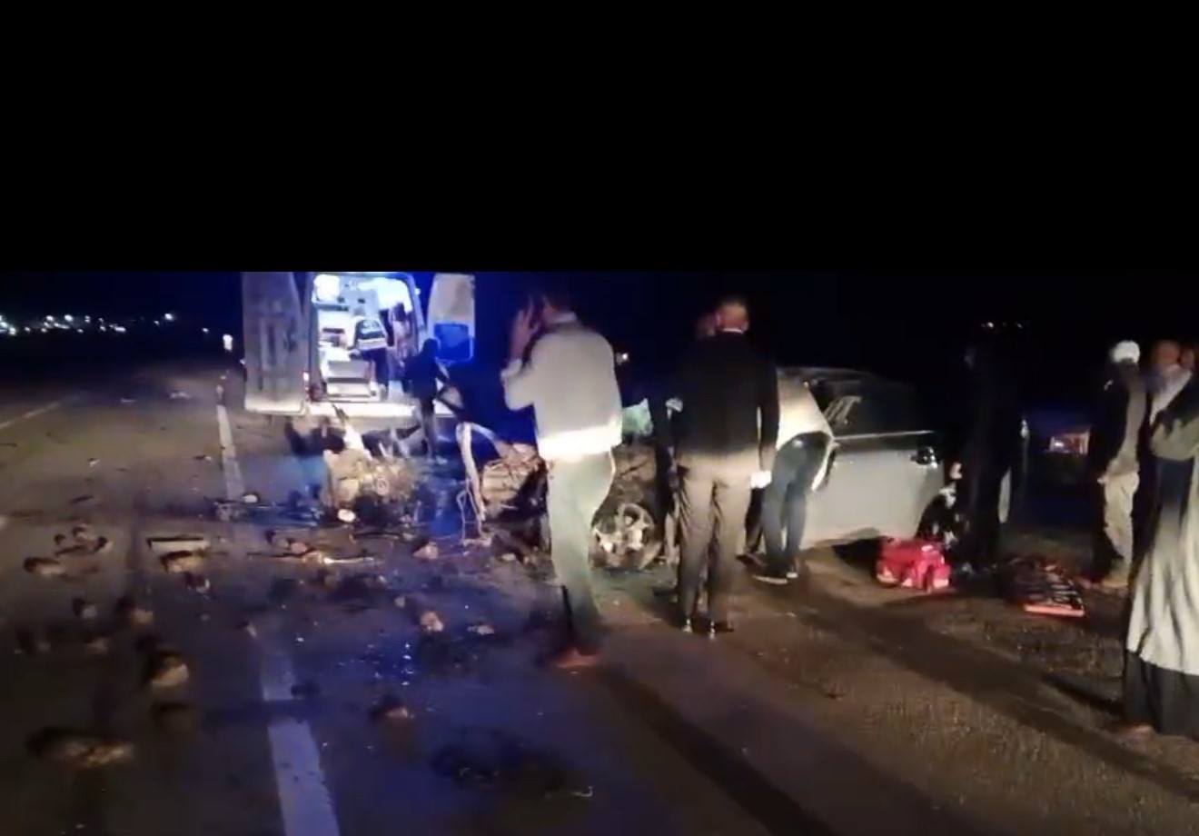 tirin dorsesine carpan otomobil hurda yiginina dondu sikisan surucu guclukle kurtarildi 2 kzhaQsID