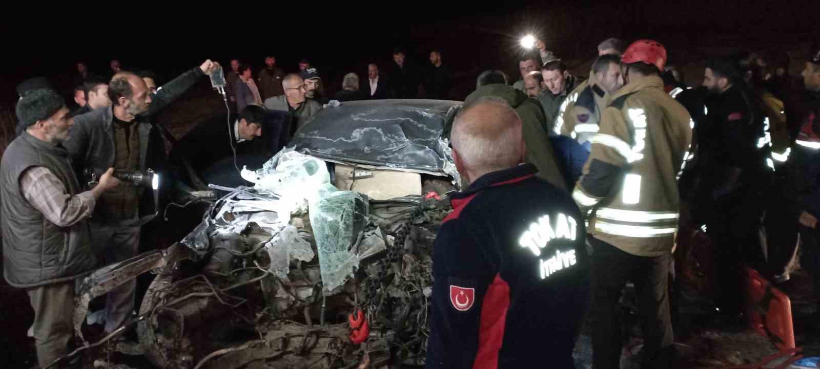 tirin dorsesine carpan otomobil hurda yiginina dondu sikisan surucu guclukle kurtarildi 4 HV4YmZwQ