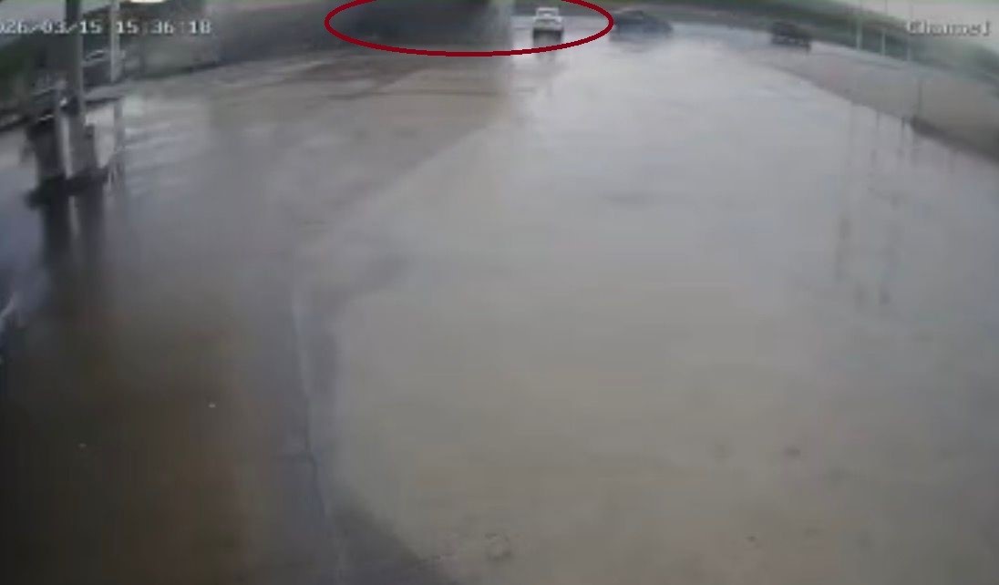 Tırın otomobilin üstüne devrildiği anlar kamerada 4 tirin otomobilin ustune devrildigi anlar kamerada 0 mUjGJcNz