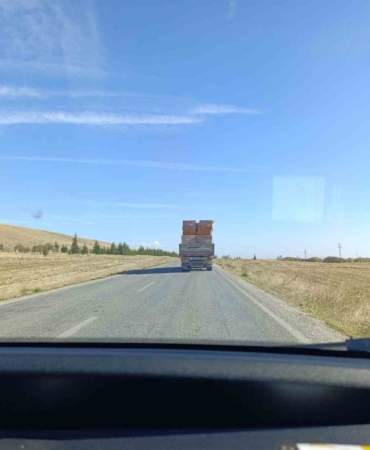 tirin-tasidigi-tuglalar-ile-tehlikeli-yolculugu-kamerada-vG7C4Vzr.jpg