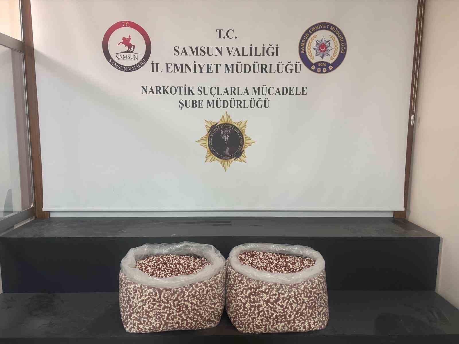 Tırın yatak bölümünde 129 bin 500 uyuşturucu hap ele geçti 4 tirin yatak bolumunde 129 bin 500 uyusturucu hap ele gecti 0 HSBbhMOR