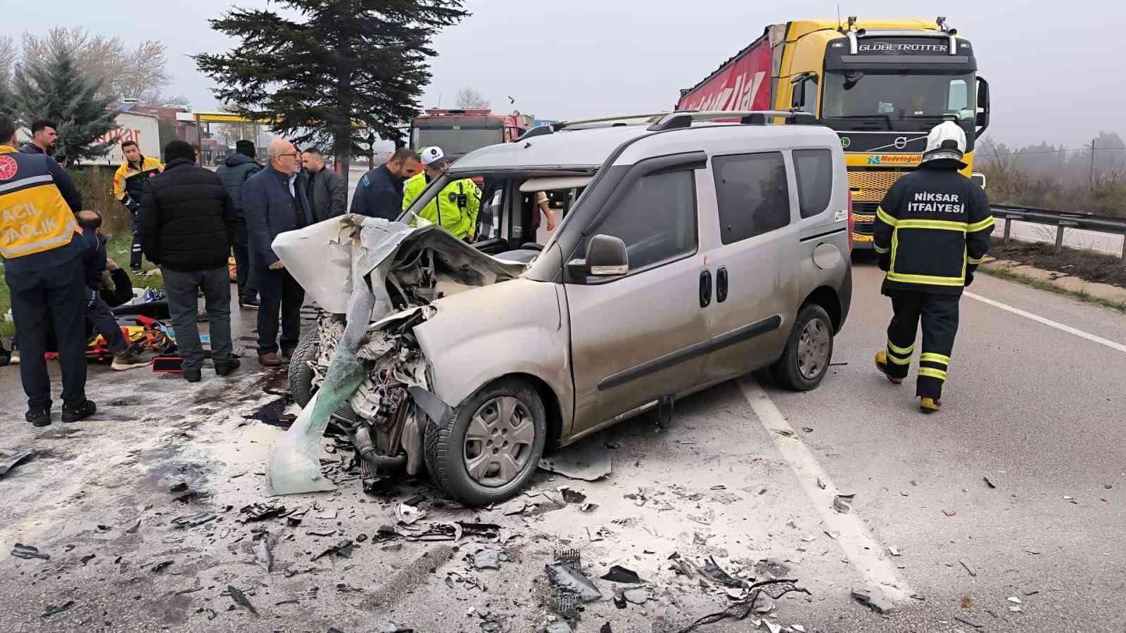 Tırla çarpışan hafif ticari araç alev aldı: 5 yaralı 4 tirla carpisan hafif ticari arac alev aldi 5 yarali 0