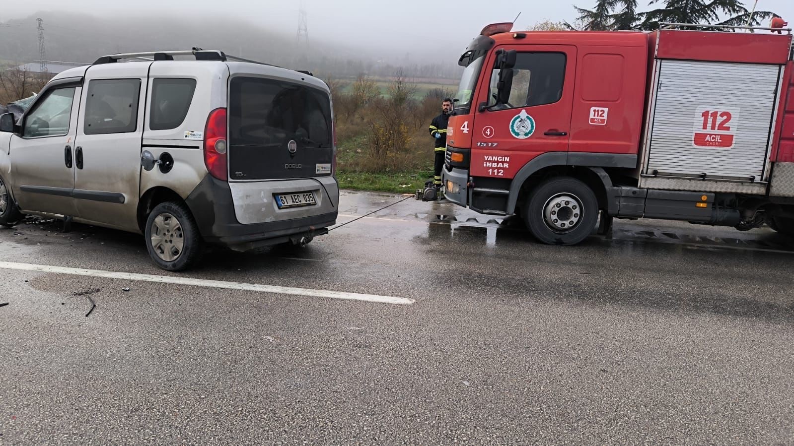 Tırla çarpışan hafif ticari araç alev aldı: 5 yaralı 5 tirla carpisan hafif ticari arac alev aldi 5 yarali 1