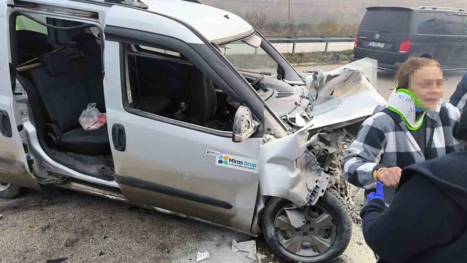 Tırla çarpışan hafif ticari araç alev aldı: 5 yaralı 6 tirla carpisan hafif ticari arac alev aldi 5 yarali 2 SGRVKD5c