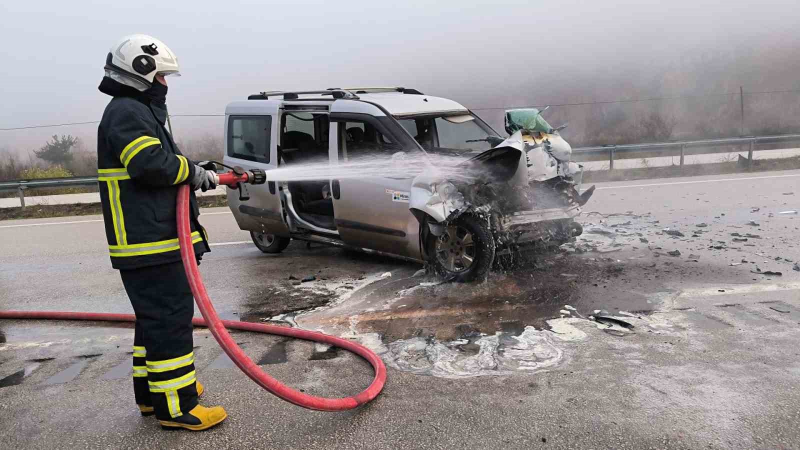Tırla çarpışan hafif ticari araç alev aldı: 5 yaralı 7 tirla carpisan hafif ticari arac alev aldi 5 yarali 3 6NGUFQlB