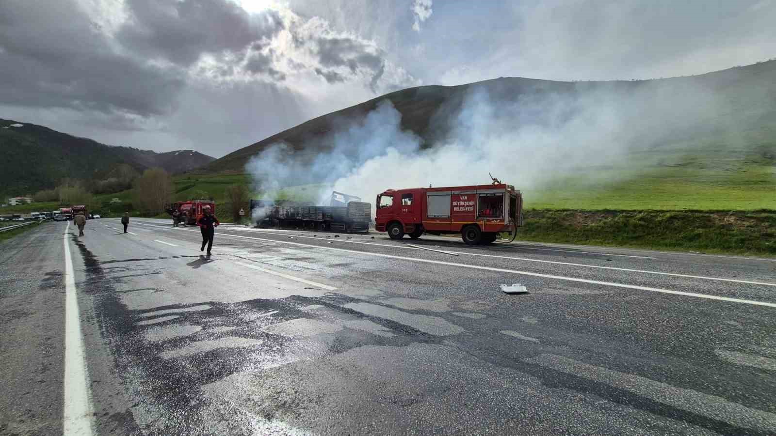 tirlar kafa kafaya carpisarak alev topuna dondu 2 surucu hayatini kaybetti 1