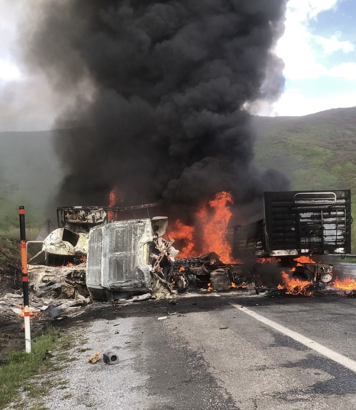 tirlar kafa kafaya carpisarak alev topuna dondu 2 surucu hayatini kaybetti 3 TFwTyKnv