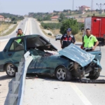 tofas-bariyerlere-ok-gibi-saplandi-1-yarali-IBSI2bKU.jpg