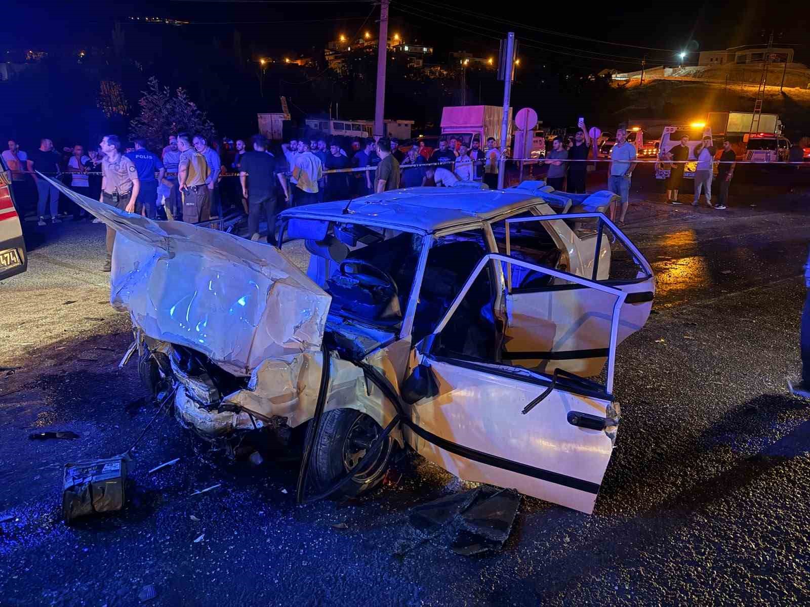 Tofaş, kağıt gibi ezildi: 1 ölü, 3 yaralı 7 tofas kagit gibi ezildi 1 olu 3 yarali 3 7uWKvjSI