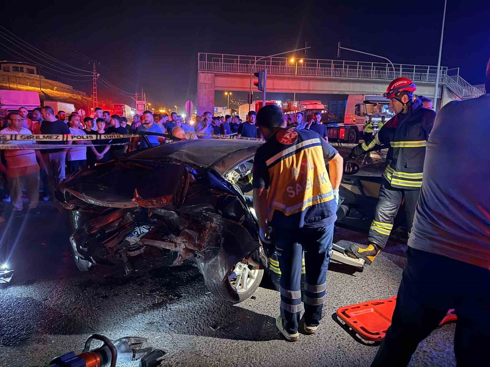 Tofaş, kağıt gibi ezildi: 1 ölü, 3 yaralı 8 tofas kagit gibi ezildi 1 olu 3 yarali 4 XhOW6RnH