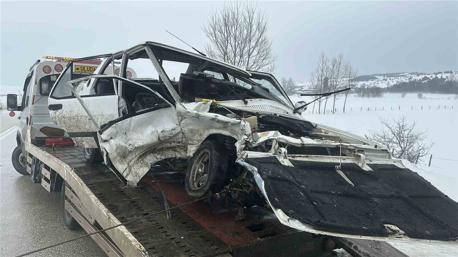 tofas otomobil karsi istikametteki otomobil ile carpisti 1 olu 2 yarali 0 J9AqPtLX